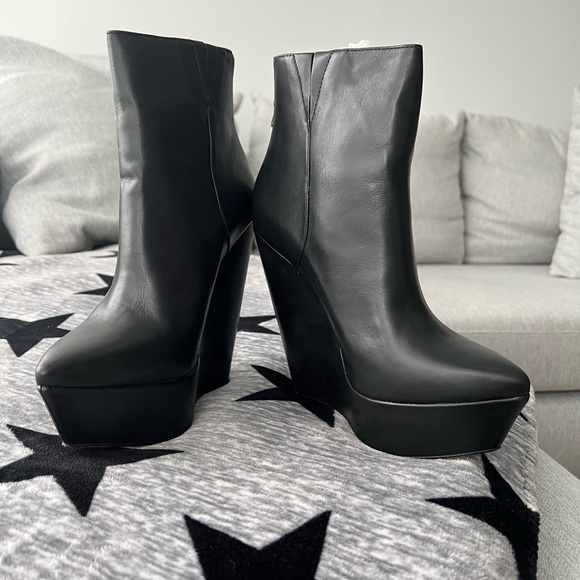 BCBG MAX AZRIA WEDGE BOOTS SIZE 8 1/2 - Picture 1 of 8